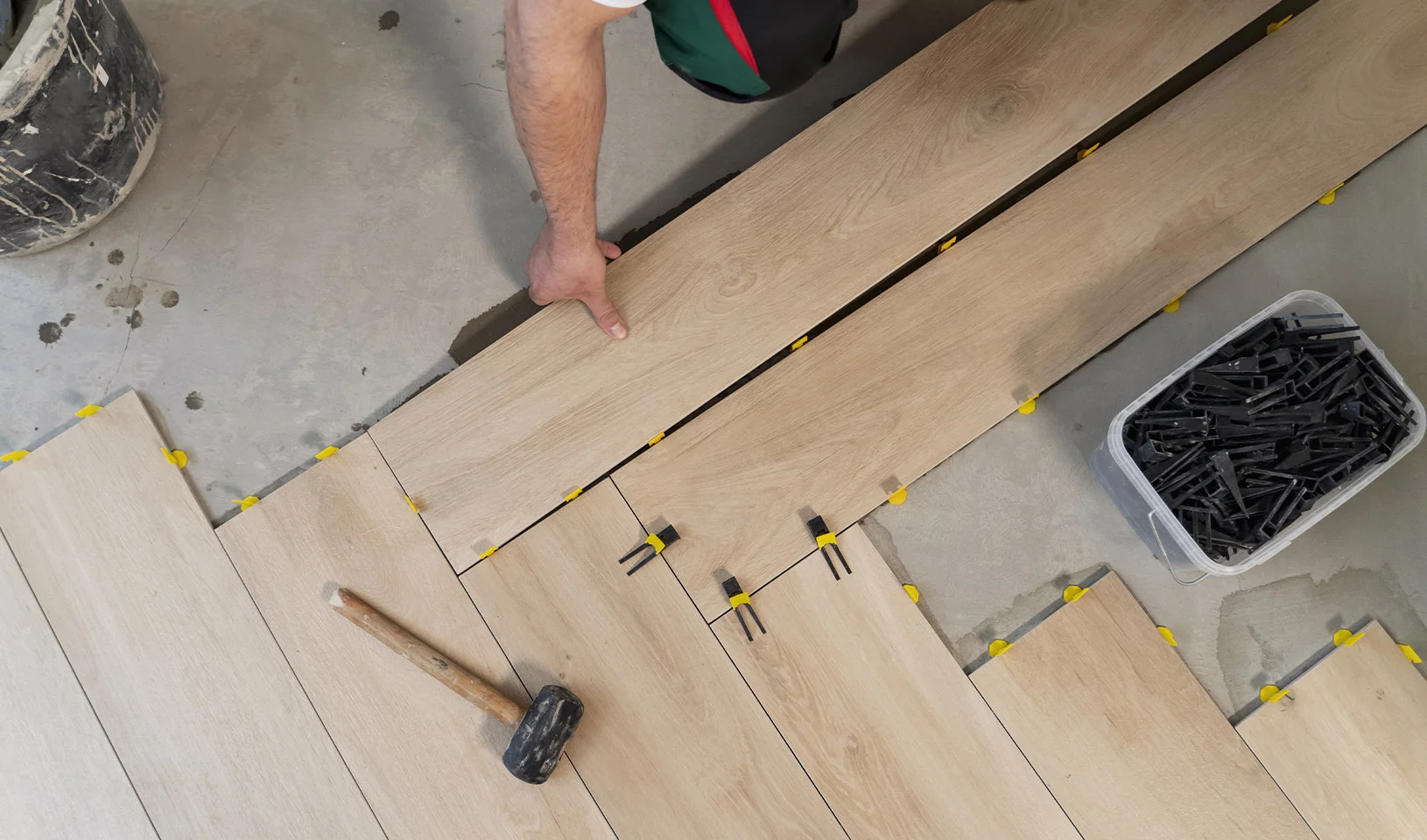 Suelo laminado en salón con años de uso en perfecto estado