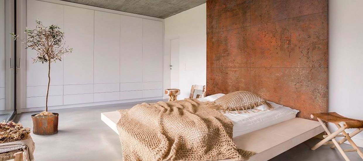 Cocina abierta con suelo vinílico SPC continuo con el salón